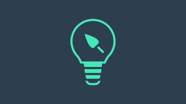 Ampoule turquoise avec icône de feuille isolée sur fond bleu. Concept d'énergie écologique. Concept d'énergie alternative. Animation graphique de mouvement vidéo 4K — Video