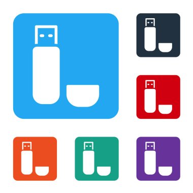 Beyaz USB flaş bellek simgesi beyaz arkaplanda izole edildi. Renkli kare düğmelerle simgeleri ayarla. Vektör İllüstrasyonu.