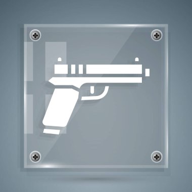 Gri arkaplanda beyaz tabanca ya da silah ikonu var. Polis ya da askeri silah. Küçük ateşli silah. Kare cam paneller. Vektör.