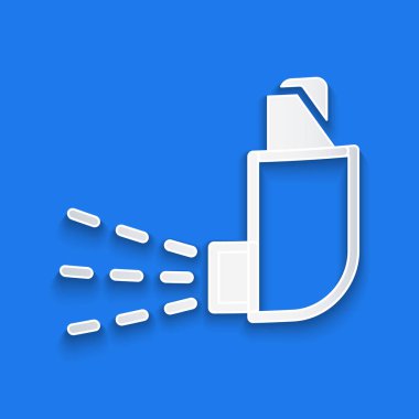 Kağıt kesiği astım ikonu mavi arkaplanda izole edildi. Öksürük şurubu, solunum, alerjik hasta. Tıbbi alerji astım spreyi. Kağıt sanatı tarzı. Vektör.