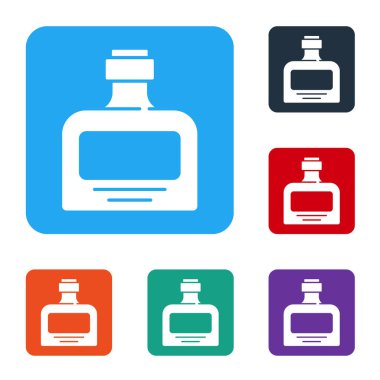 Beyaz arka planda izole edilmiş beyaz viski şişesi ikonu. Renkli kare düğmelerle simgeleri ayarla. Vektör.