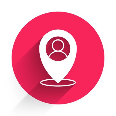 Uzun gölgeli izole edilmiş bir insan simgesinin silueti olan beyaz harita işareti. GPS konum sembolü. Kırmızı daire düğmesi. Vektör.