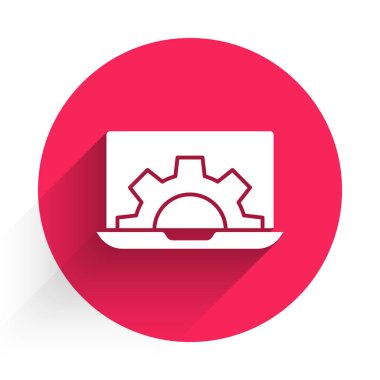 Beyaz dizüstü bilgisayar ve vites simgesi uzun gölgeli. Uygulama ayarlanıyor, seçenekler ayarlanıyor, bakım, onarım, onarım. Kırmızı daire düğmesi. Vektör İllüstrasyonu.