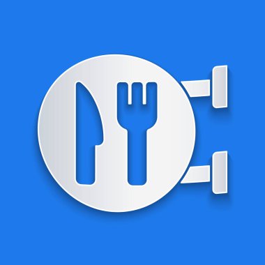 Kağıt kesikli kafe ve restoran konumu ikonu mavi arka planda izole edildi. Noktanın içinde çatal ve kaşık yeme işareti var. Kağıt sanatı tarzı. Vektör..