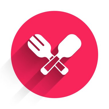 Uzun gölgeli beyaz çatal ve kaşık ikonu. Mutfak aletleri. Çatal bıçak seti. Kırmızı daire düğmesi. Vektör.
