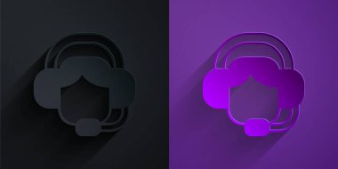 Kağıt kesiği, mor arka planda siyah üzerine izole edilmiş bir kulaklık ikonu olan kadın. Destek operatörü hatta. Çağrı merkezi konsepti, müşteri destek servisi. Kağıt sanatı tarzı. Vektör.