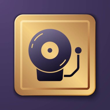 Mor zil simgesi mor arkaplanda izole edilmiş. Alarm sembolü, servis zili, el zili işareti, uyarı sembolü. Altın kare düğme. Vektör.