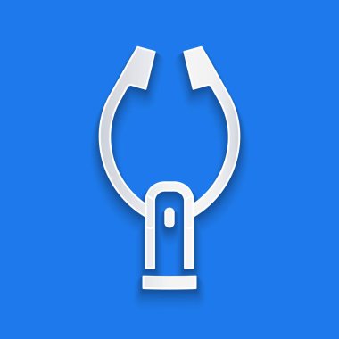 Kağıt kesiği Et maşası simgesi mavi arkaplanda izole edilmiş. Barbekü maşası imzası. Barbekü ve ızgara aleti. Kağıt sanatı tarzı. Vektör.