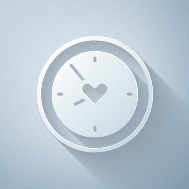 Gri arkaplanda kalp ikonu olan kağıt kesiği saat. Sevgililer Günü. Aşk sembolü. Kağıt sanatı tarzı. Vektör.