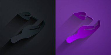 Kağıt kesiği, mor arka planda siyah üzerine izole edilmiş çevre koruma ikonunun elinde. Tohum ve tohum. Fidan dikiyorum. Ekoloji konsepti. Kağıt sanatı tarzı. Vektör.