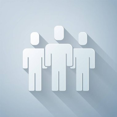 Kağıt kesme Kullanıcı grubu simgesi gri arkaplanda izole edildi. Bir grup insan ikonu. İş simgesi - kullanıcı profili simgesi. Kağıt sanatı tarzı. Vektör.