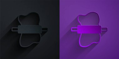 Kağıt, mor arka planda siyah üzerine izole edilmiş hamur simgesi üzerindeki Rolling Stin. Kağıt sanatı tarzı. Vektör.