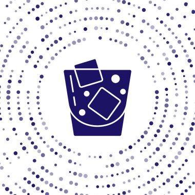 Beyaz arka planda izole edilmiş mavi bardak viski ve buz küpleri ikonu. Soyut çember rastgele noktalar. Vektör.