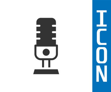 Beyaz arka planda gri mikrofon simgesi izole edildi. Radyodaki mikrofondan. Sözcü işareti. Vektör