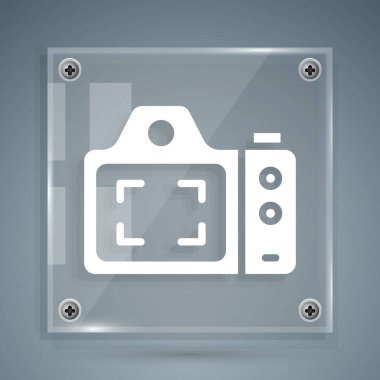 Gri arkaplanda beyaz fotoğraf makinesi simgesi izole edildi. Foto kamera. Dijital fotoğrafçılık. Kare cam paneller. Vektör