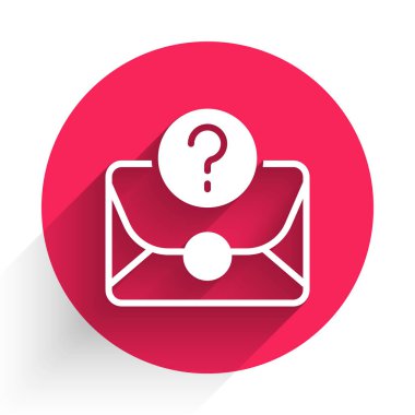 Soru işareti simgesi olan beyaz zarf uzun gölgeyle izole edilmiş. Soru işareti sembollü mektup. İsteği e-postayla gönder. Kırmızı daire düğmesi. Vektör