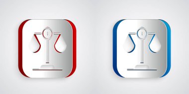 Gri arka planda izole edilmiş adalet sembolü. Hukuk mahkemesi sembolü. Denge tabelaları. Kağıt sanatı tarzı. Vektör