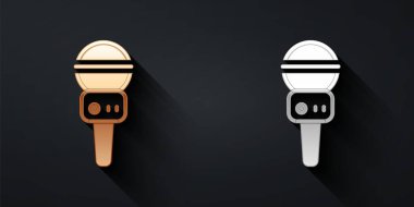 Siyah arkaplanda altın ve gümüş renkli mikrofon simgesi var. Radyodaki mikrofondan. Sözcü işareti. Uzun gölge tarzı. Vektör