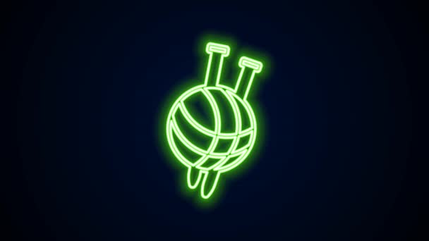 Linea neon incandescente Palla di filato con icona ferri da maglia isolata su sfondo nero. Etichetta per maglieria o sartoria fatta a mano. Animazione grafica 4K Video motion — Video Stock