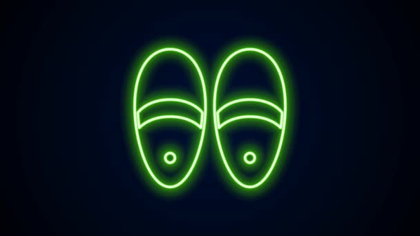 Gloeiende neon lijn Slippers pictogram geïsoleerd op zwarte achtergrond. Slippers op het bord. 4K Video motion grafische animatie — Stockvideo