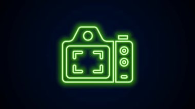 Parlayan neon hattı fotoğraf makinesi simgesi siyah arkaplanda izole edildi. Foto kamera. Dijital fotoğrafçılık. 4K Video hareketli grafik canlandırması