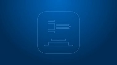 Beyaz çizgi Yargıç Tokmak ikonu mavi arka planda izole edildi. Gavel cezaların, faturaların, mahkemenin, adaletin hükmünü verecek. Açık arttırma çekici. 4K Video hareketli grafik canlandırması