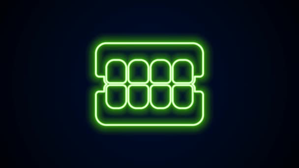Línea de neón brillante Icono de mandíbula falsa aislado sobre fondo negro. Mandíbula dental o prótesis dentales, dientes postizos con incisivos. Animación gráfica de vídeo 4K — Vídeos de Stock