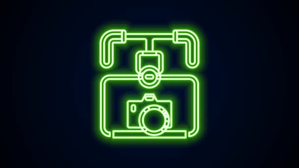 Glödande neon line Gimbal stabilisator med DSLR kamera ikon isolerad på svart bakgrund. 4K Video motion grafisk animation — Stockvideo