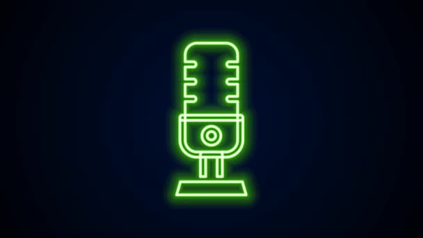 Linea fluorescente icona del microfono isolato su sfondo nero. Sul microfono radio in onda. Segnale di altoparlante. Animazione grafica 4K Video motion — Video Stock