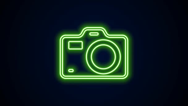 Icono de la cámara fotográfica en línea de neón brillante aislado sobre fondo negro. Cámara fotográfica. Fotografía digital. Animación gráfica de vídeo 4K — Vídeo de stock