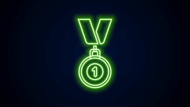 Icono de medalla de línea de neón brillante aislado sobre fondo negro. Símbolo ganador. Animación gráfica de vídeo 4K — Vídeo de stock