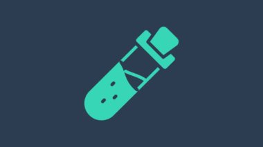 Mavi arkaplanda ikon izole edilmiş turkuaz şişe. Sihirli iksirli matara. Mutlu Cadılar Bayramı Partisi. 4K Video hareketli grafik canlandırması