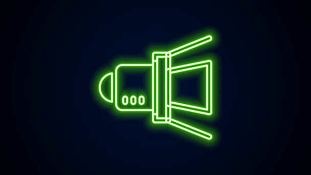 Leuchtende Neon-Linie Movie Spotlight Symbol isoliert auf schwarzem Hintergrund. Lichteffekt. Szene, Studio, Show. 4K Video Motion Grafik Animation — Stockvideo