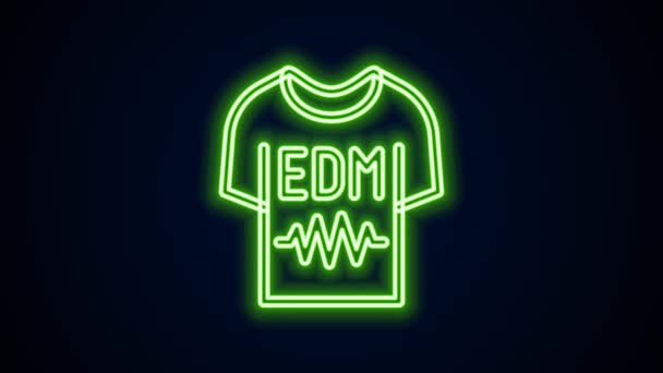Brilhante ícone de t-shirt de linha de néon isolado no fundo preto. Animação gráfica em movimento de vídeo 4K — Vídeo de Stock