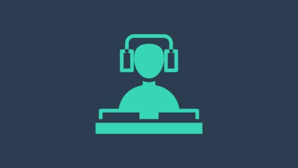 Τυρκουάζ DJ φορώντας ακουστικά μπροστά από το εικονίδιο κατάστρωμα ρεκόρ απομονώνονται σε μπλε φόντο. Ο DJ παίζει μουσική. 4K Γραφική κίνηση κίνησης βίντεο — Αρχείο Βίντεο