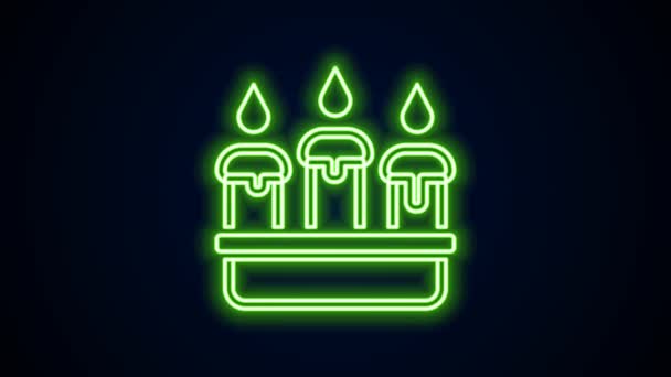 Leuchtende Neon-Linie Brennende Kerze im Kerzenständer-Symbol isoliert auf schwarzem Hintergrund. Zylindrischer Kerzenstock mit brennender Flamme. 4K Video Motion Grafik Animation — Stockvideo