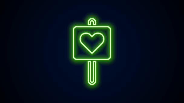 Leuchtender neonfarbener Kartenzeiger mit Herz-Symbol auf schwarzem Hintergrund. Valentinstag. Liebeskummer. Romantische Kartenstecknadel. 4K Video Motion Grafik Animation — Stockvideo