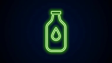 Parlayan neon hattı. Siyah arka planda izole edilmiş bir su ikonu şişesi. Soda su içme tabelası. 4K Video hareketli grafik canlandırması