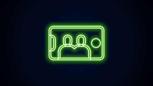 Glödande neon line Selfie på mobiltelefon ikon isolerad på svart bakgrund. Romantiskt självporträtt, unga vänner tar selfie foto på smartphone. 4K Video motion grafisk animation — Stockvideo
