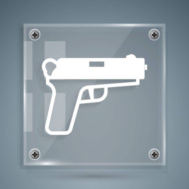 Gri arkaplanda beyaz tabanca ya da silah ikonu var. Polis ya da askeri silah. Küçük ateşli silah. Kare cam paneller. Vektör