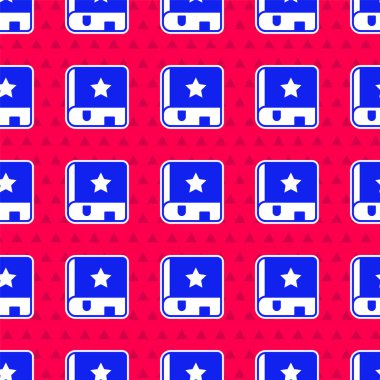 Üzerinde simya tarifleri, mistik büyüler ve büyü simgeleri olan Mavi Kadim büyü kitabı kırmızı arka planda izole edilmiş kusursuz desen. Vektör