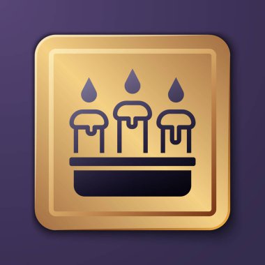 Mor arkaplanda izole edilmiş şamdan ikonunda mor yanan mum. Silindirik mum çubuğu ve yanan ateş. Altın kare düğme. Vektör