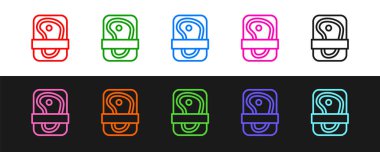 Siyah beyaz arka planda izole edilmiş et paketleme ikonu. Plastik pakette taze biftek. Organik ürün. Vektör.