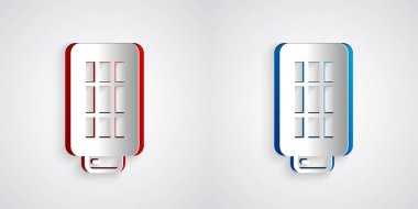 Kağıt kesimi Stüdyo ampulü gri arkaplanda izole edilmiş yumuşak kutu simgesinde. Gölge yansıma tasarımı. Kağıt sanatı tarzı. Vektör