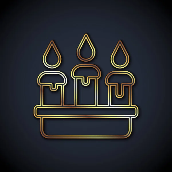 Línea dorada Vela ardiente en el icono del candelabro aislada sobre fondo negro. Vara cilíndrica con llama ardiente. Vector — Vector de stock