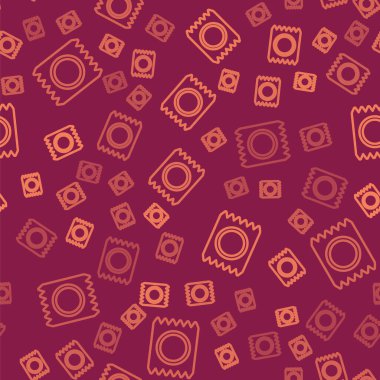 Paket güvenli seks ikonunda kahverengi çizgi prezervatifi kırmızı arka planda izole edilmiş kusursuz desen. Güvenli aşk sembolü. Erkekler için doğum kontrol yöntemi. Vektör