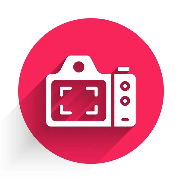 Weißes Icon der Fotokamera isoliert mit langem Schatten. Fotokamera. Digitale Fotografie. Roter Kreis Knopf. Vektor — Stockvektor