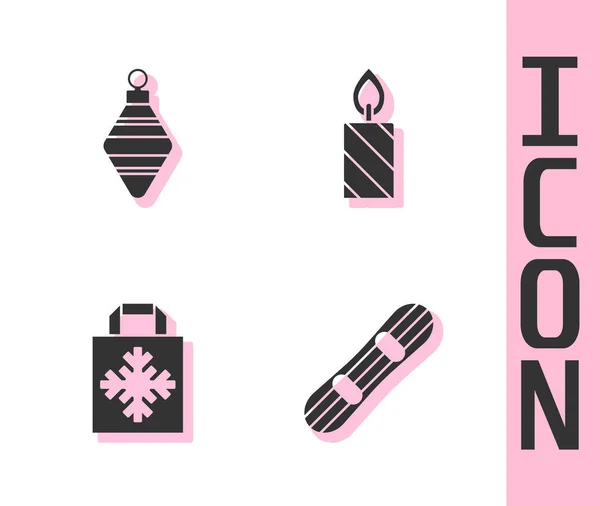 Набор сноуборд, рождественский мяч, сумка для покупок и значок горящей свечи. Вектор — стоковый вектор