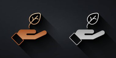 Çevre koruma ikonunun elindeki altın ve gümüş tesisi, altın ve gümüş arkaplanı izole etti. Tohum ve tohum. Fidan dikiyorum. Ekoloji konsepti. Uzun gölge tarzı. Vektör