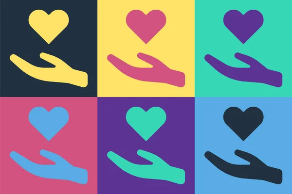 Pop konst Heart i hand ikon isolerad på färg bakgrund. Handgivande kärlekssymbol. Alla hjärtans dag symbol. Vektor — Stock vektor